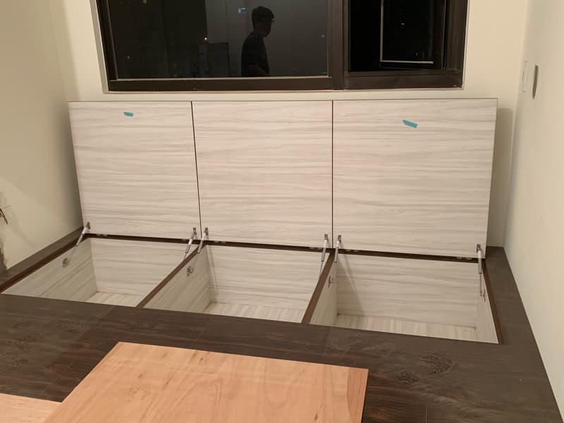 這張照片是三個打開的儲物空間，每個空間都有一個鉸鏈。