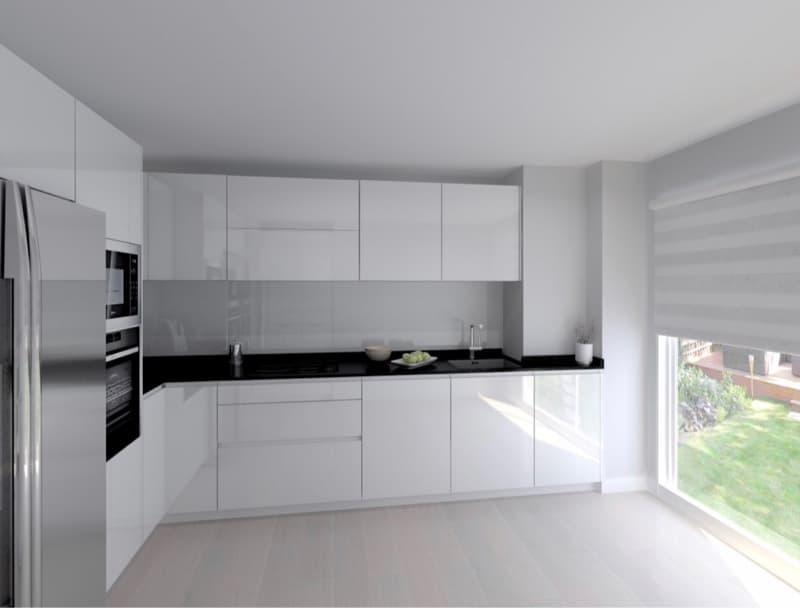 這張照片是一個現代化的廚房，最顯眼的部分是房間的角落，那裡有一個大大的落地窗，窗外是一個綠意盎然的庭園。