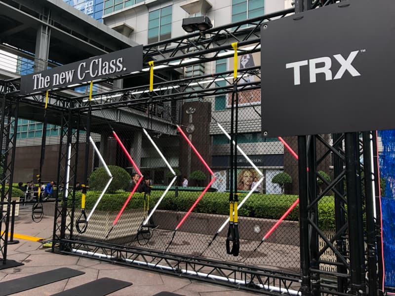 這是一張懸吊式訓練的照片。懸吊式訓練可以鍛鍊全身肌肉，提升核心力量，改善平衡和協調性。想學習懸吊式訓練，可以到 PRO360 尋找合適的教練。