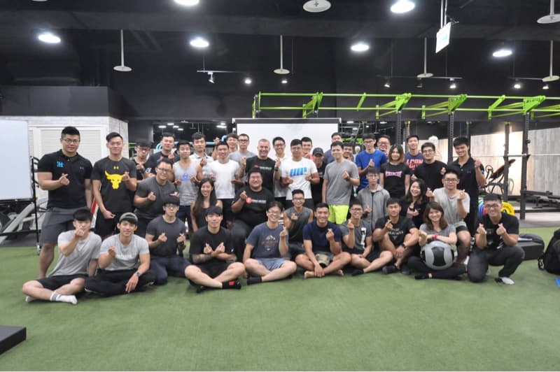 這張照片是關於健身運動的。健身運動可以增強體能、改善體態，還可以提升免疫力和精神狀態。想尋找專業的健身教練，可以到 PRO360 尋找適合你的訓練師。