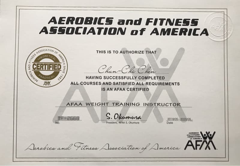 這張照片是一張美國有氧運動和健身協會頒發給陳俊志的證書，證明他已成功完成所有課程並滿足所有要求，成為一名認證的美國有氧運動和健身協會重量訓練指導員。