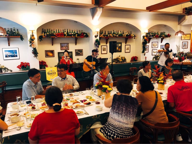這張「餐廳聚餐」的照片是一群朋友在餐廳聚餐，桌上擺滿了各式各樣的菜餚，大家開心地聊天，享受美味的食物。