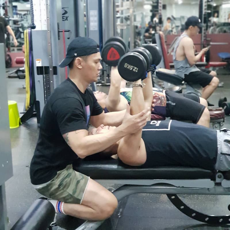 這是一張健身的照片。健身可以鍛鍊肌肉，增強體能，改善心肺功能。想要學習健身，可以到PRO360找教練。