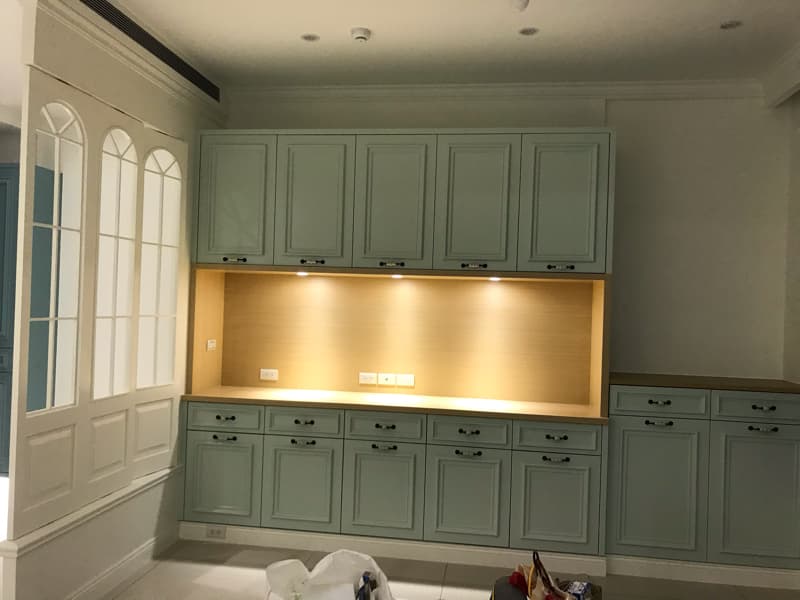 1) 照片顯示一個帶有淺色木紋的廚房，上面放著一個木頭檯面，有上下兩排的門板