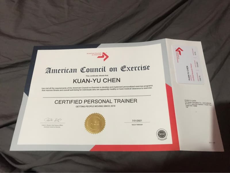 這張照片是一張美國運動委員會頒發的私人教練證書，證書上寫著「KUAN-YU CHEN」，證明他通過了美國運動委員會的私人教練認證考試。