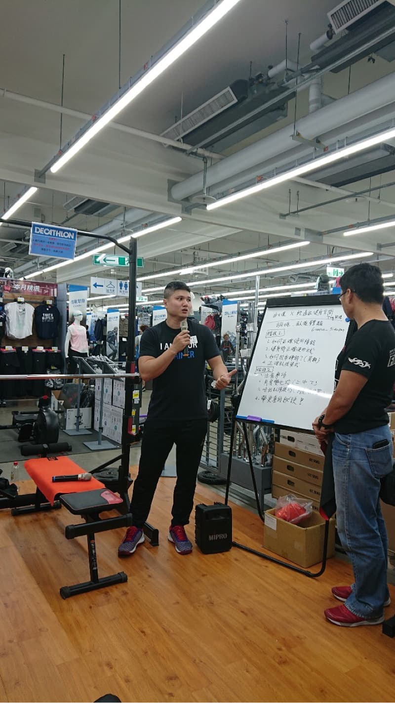 這張照片是關於健身運動。健身運動可以增強體能，改善身體機能，提升生活品質。想找到健身教練，請上PRO360！