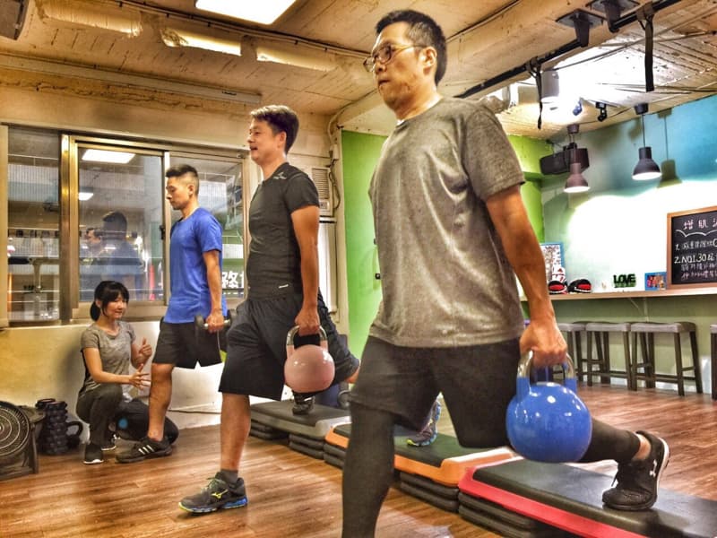 這張照片是關於健身運動。健身運動可以增強體能，改善心血管健康，提升肌肉力量。您可以到 PRO360 尋找適合您的健身教練。