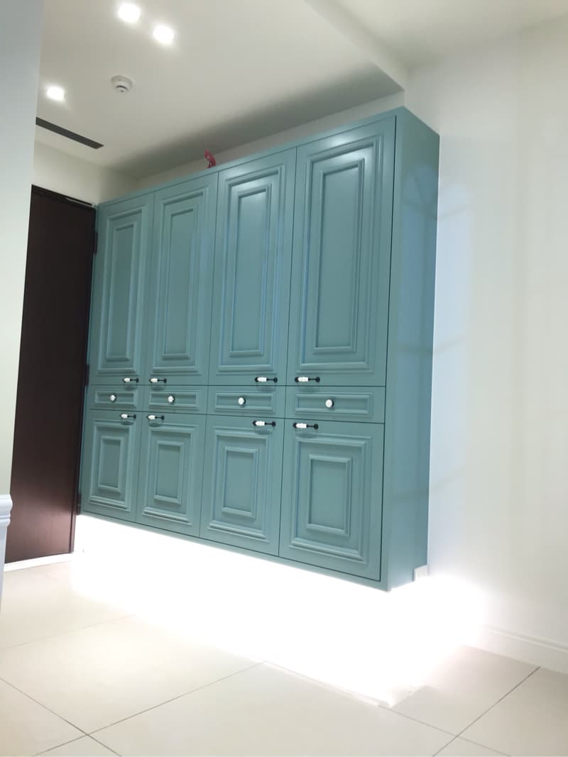 這張照片是一個帶有隱藏燈光的藍色櫥櫃。