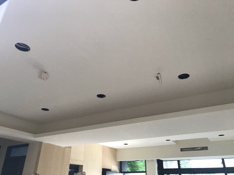 1) 照片顯示的是一個白色天花板，上面有幾個黑色圓形燈孔