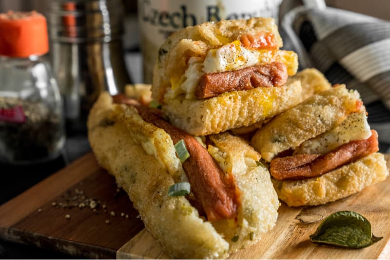 這張「三明治」的照片是三種口味的三明治，一個是火腿蛋，一個是火腿蛋加青蔥，另一個是火腿蛋加番茄。