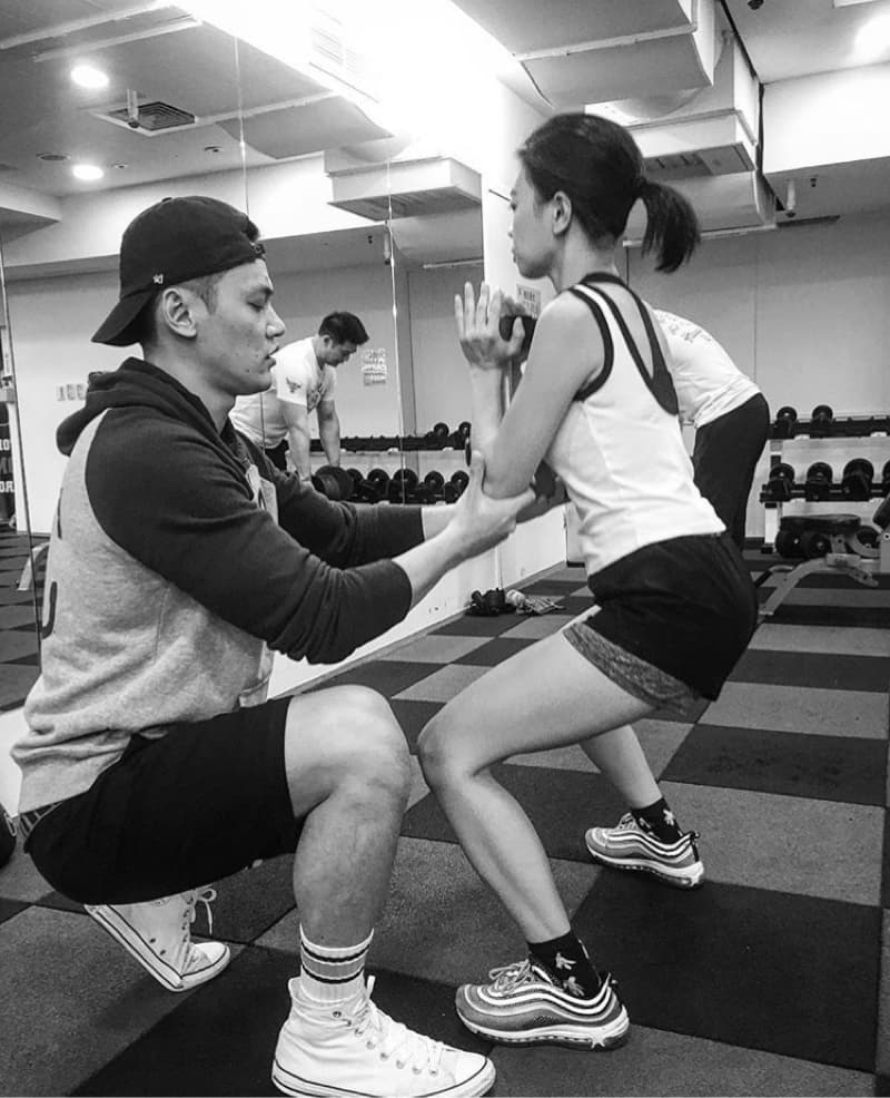 這張照片是關於健身運動。健身運動可以增強體能，改善體態，提高免疫力。想找健身教練嗎？快上 PRO360 尋找吧！