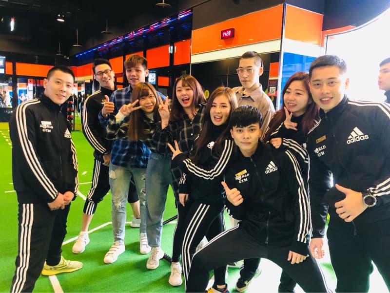 這是一張健身的照片。健身可以增強體能、改善體態，讓身心更健康。 想找到適合的健身教練，就到PRO360找吧！