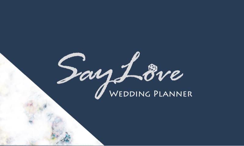 這張照片是一張婚禮策劃公司的商標，上面寫著 Say Love Wedding Planner，是一個銀色的字體，配上一個鑽石的圖案。