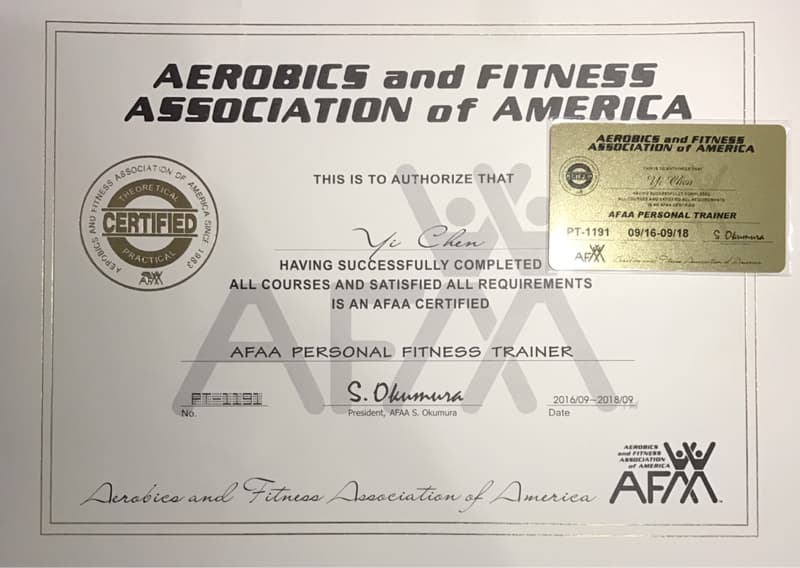 這張照片是一個證書，證書上顯示Yi Chen已通過美國有氧運動和健身協會的認證，成為合格的私人教練。