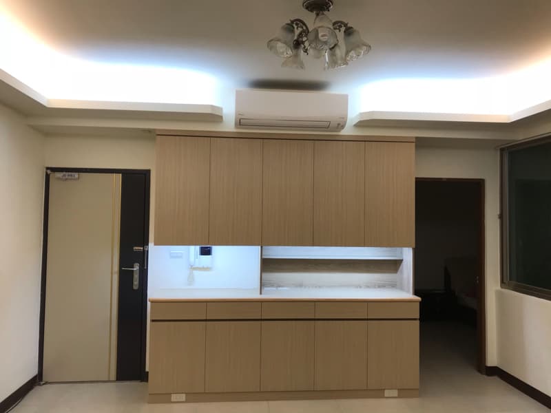 1) 照片顯示一個廚房的裝潢，木質的櫥櫃和流理台，以及一個白色的冷氣機