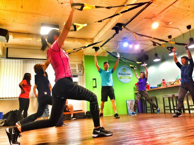 這是一張懸吊式訓練的照片。懸吊式訓練可以增強核心肌群，提升肌耐力，適合任何年齡層。想找懸吊式訓練教練，快上PRO360！