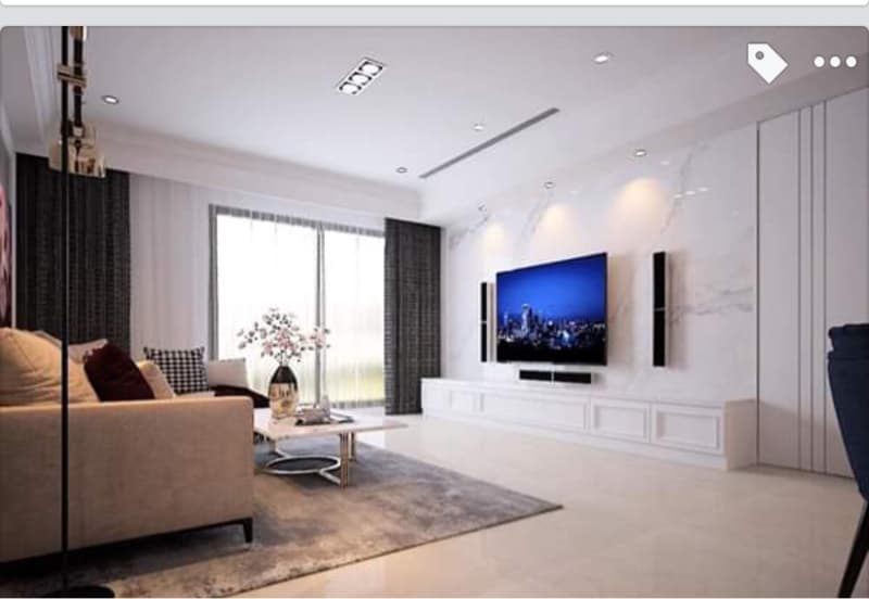 這張「客廳」的照片是一間寬敞的客廳，有一個大沙發，一個咖啡桌，一個電視，以及一個大大的落地窗。