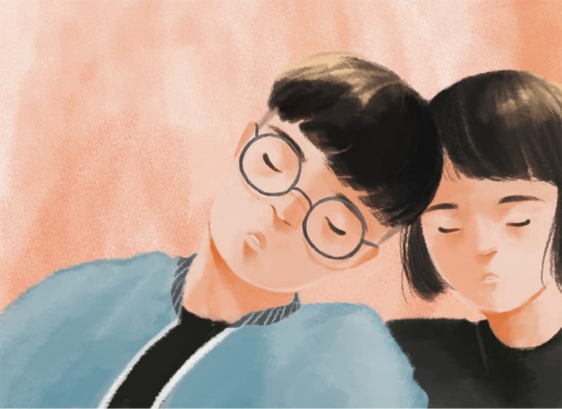 這張照片是一對男女，女生把頭靠在男生肩膀上，男生閉著眼睛，女生也閉著眼睛，看起來很甜蜜。