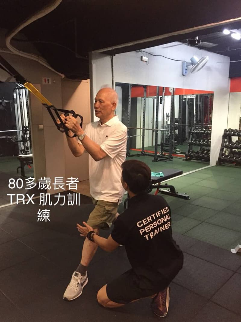 呢張相係關於TRX懸吊訓練。呢種訓練可以增強肌肉力量、平衡同協調能力，仲可以改善體態。想搵TRX訓練師，可以去PRO360搵。