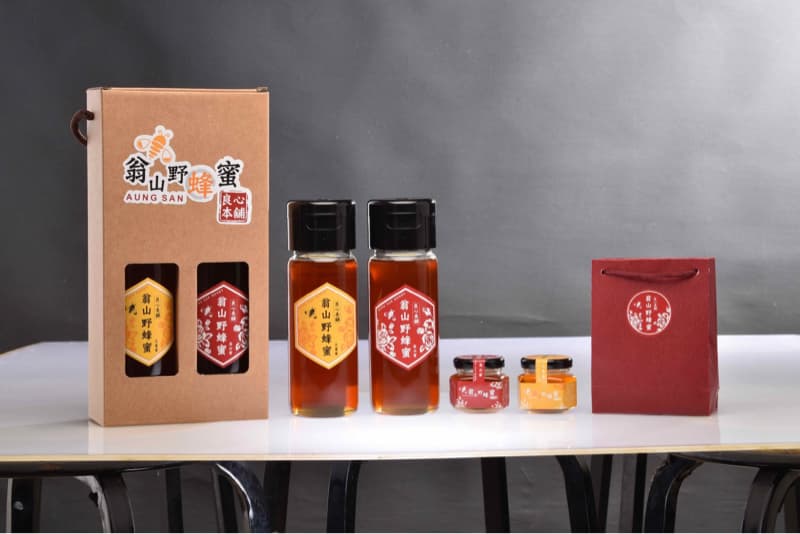 這張照片是兩瓶蜂蜜，包裝精美，看起來非常美味。