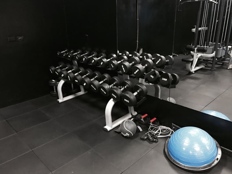 這是一張健身房的照片，舉重訓練可以鍛鍊肌肉，提升新陳代謝，讓身體更健康。想找健身教練？快上PRO360！