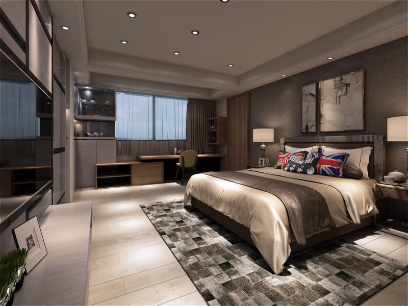 這張「臥室」的照片是一個現代化的臥室，房間裡有一張大床、一個床頭櫃和一個壁燈。 床上鋪著柔軟的床單，床頭櫃上放著一個臺燈，牆壁上掛著兩幅畫。 房間的整體風格簡約時尚。