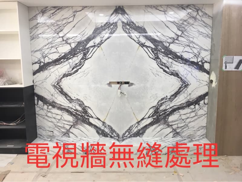 這張照片是一面大理石牆，上面有美麗的紫色紋路，看起來非常高檔。