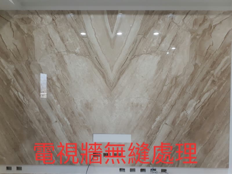 這張照片是一面牆壁，上面鋪滿了仿大理石的瓷磚，紋理自然，呈現出優雅的風格。