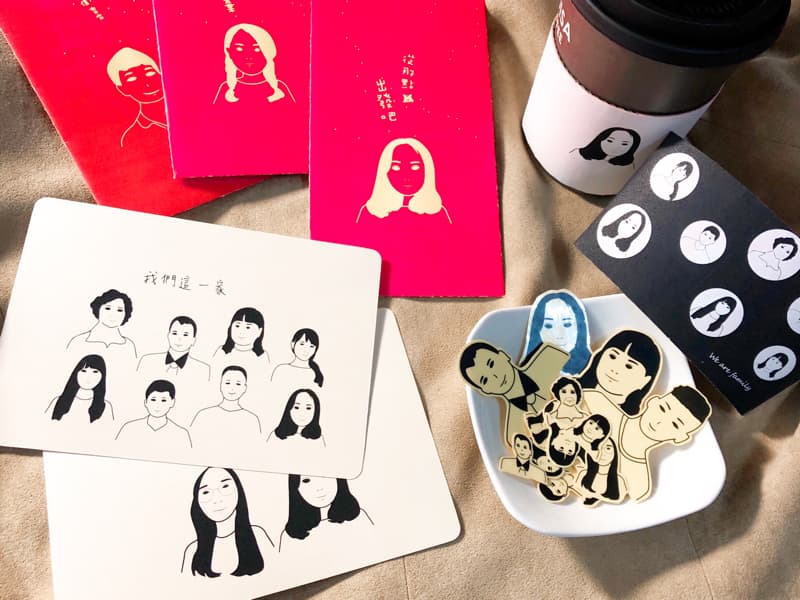 這張照片是一張家庭照片，照片裡有許多家庭成員，還有幾張紅色的卡片，卡片上寫著祝福語，以及一盒裝著金屬貼紙的碗。