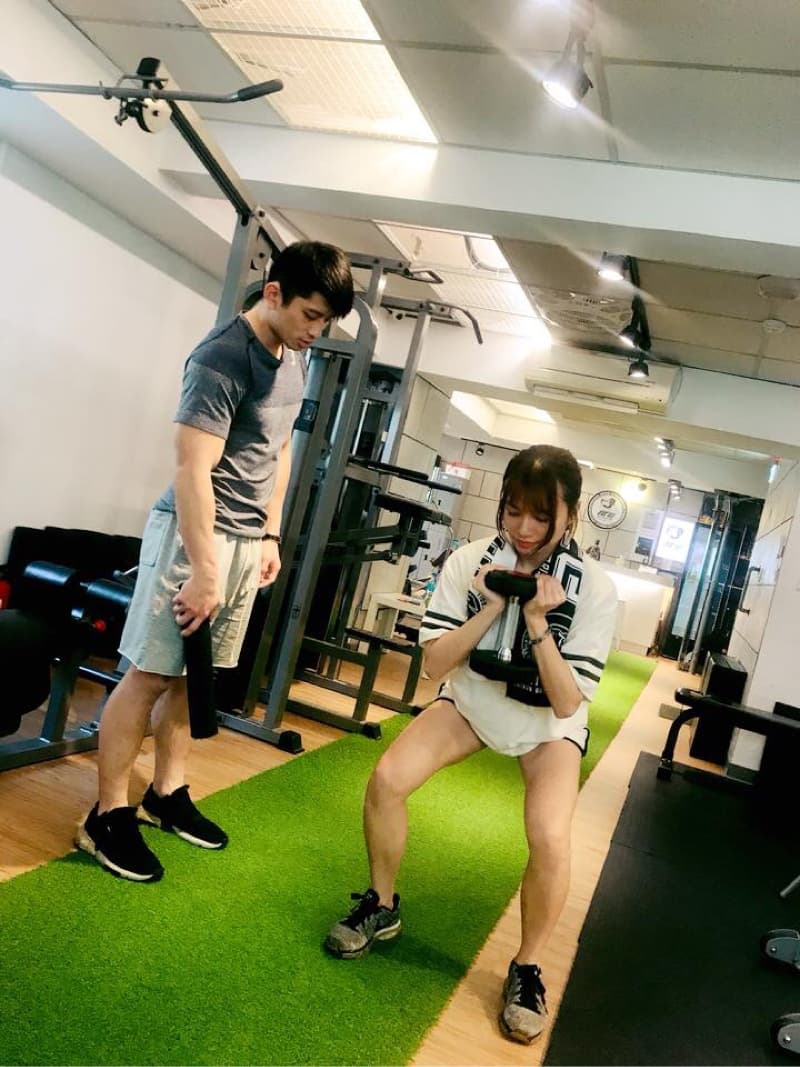 這張照片是關於健身運動。健身可以增強體能，促進血液循環，改善身體機能。想尋找適合的健身教練，可以到PRO360平臺尋找。