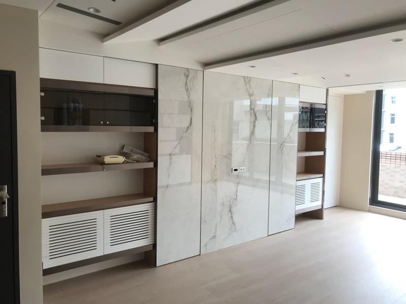 這張照片是一間現代化房間的角落，牆上裝飾著大理石紋路的門板，看起來十分高雅。