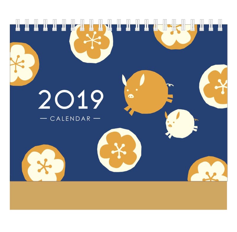 這張照片是 2019 年的日曆，上面印著一隻黃色的小豬和一朵白色梅花。