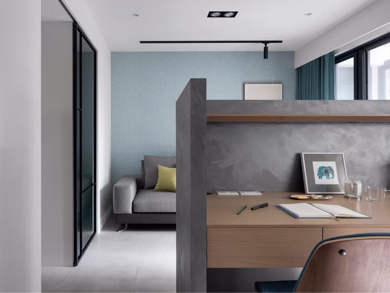 這張照片是一個現代化的書房，其中最重要的是書桌，書桌的設計簡約大方，配上木質桌面，更顯溫馨舒適。