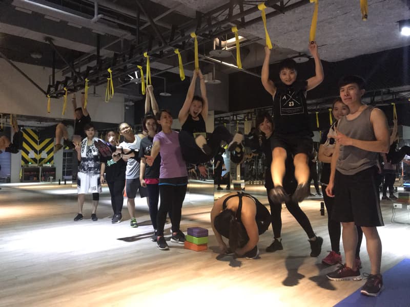 這張照片是關於懸吊式訓練。懸吊式訓練能有效鍛鍊全身肌肉，提升核心力量和平衡感。想要學習懸吊式訓練，可以到PRO360尋找合適的教練。