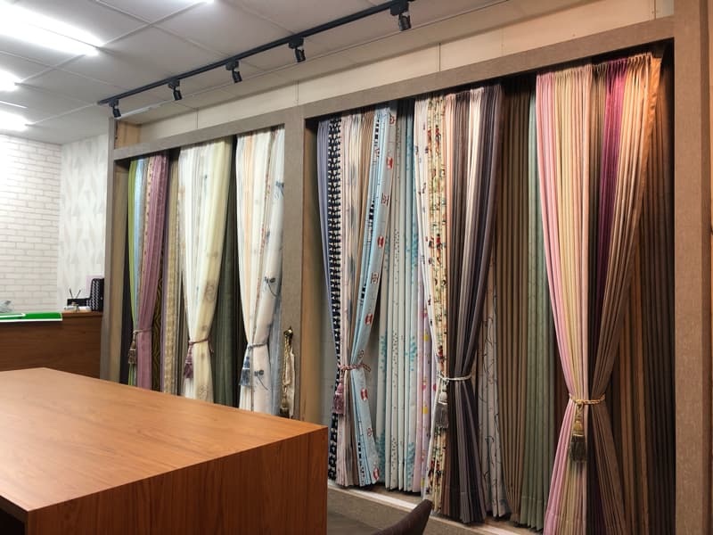 這張照片是一間窗簾店，展示了各式各樣的窗簾，從顏色、材質到圖案，應有盡有，讓顧客可以輕鬆找到適合自己風格的窗簾。