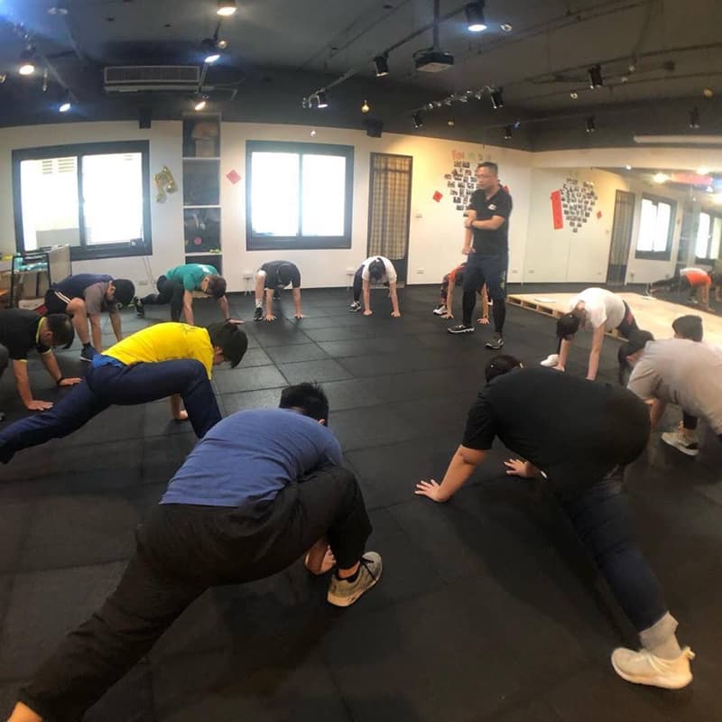 這張照片顯示的是拳擊運動。拳擊可以增強心肺功能、肌肉力量和協調性。想學習拳擊嗎？快到PRO360找個教練吧！