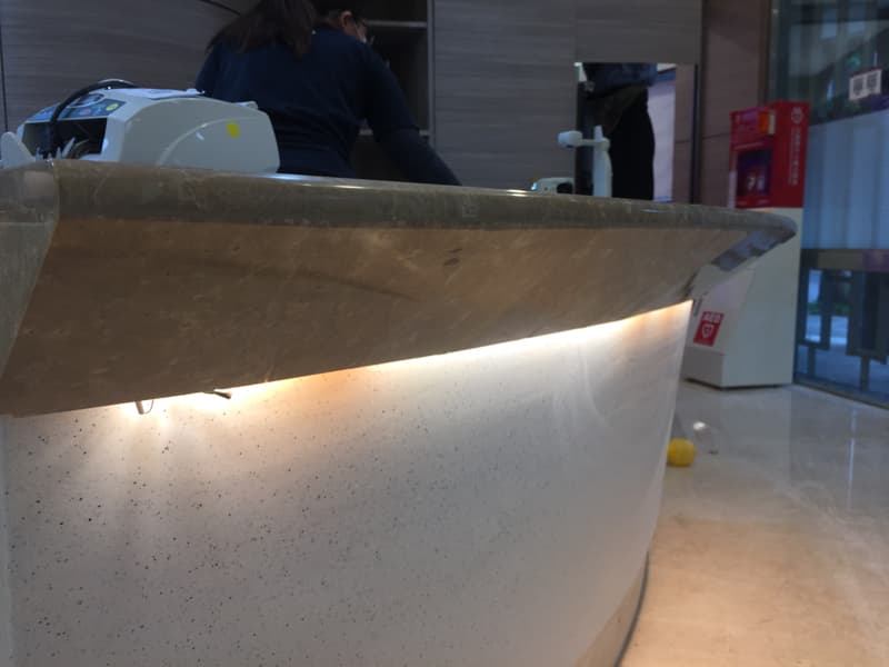 這張照片是一張櫃檯，櫃檯上有光線，看起來很乾淨。