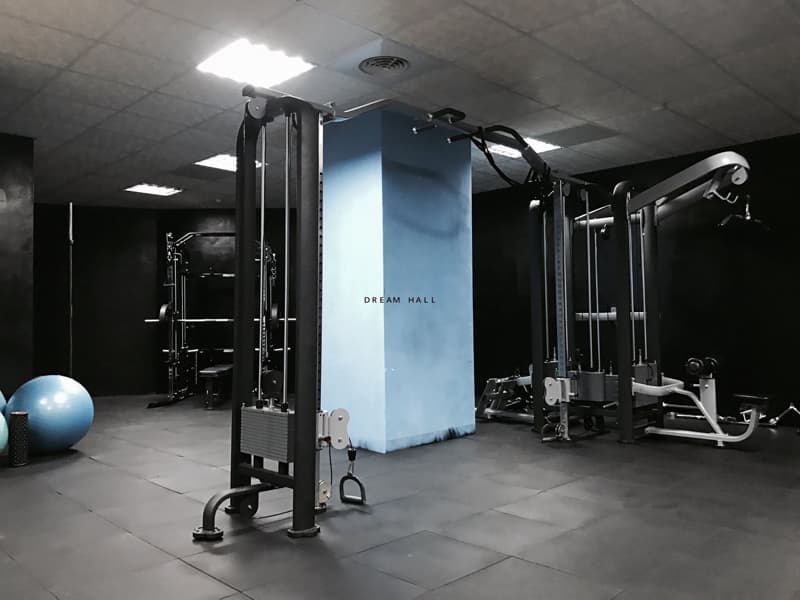 這張照片是關於健身的。健身可以增強體能，改善心肺功能，塑造健康體態。想了解更多健身資訊，請瀏覽PRO360尋找合適的教練。