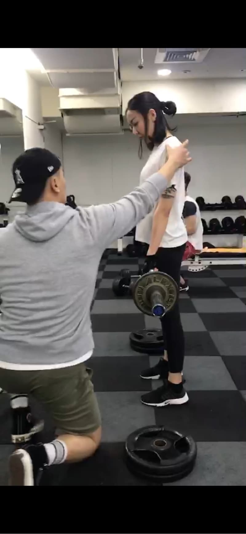 這張照片是關於舉重的。舉重可以增強肌肉，促進新陳代謝，有助於保持健康體重。想找舉重教練，可以到PRO360平臺。