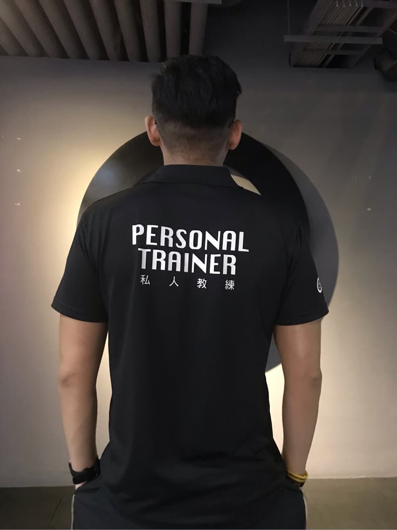 這張圖是關於健身運動的。健身運動可以幫助你提升體能，增強肌肉，減肥，並改善你的整體健康狀況。想找到適合你的健身教練，可以到 PRO360 尋找。