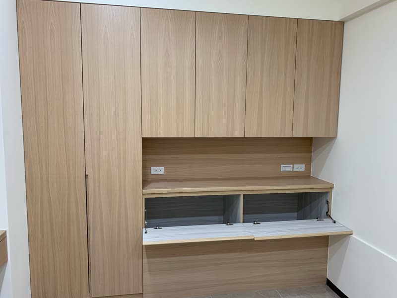 這張照片是一個木質櫥櫃，它有上下兩層，上層是封閉的櫥櫃，下層是一個可拉出的抽屜，抽屜拉開後可以看到裡面的空間，這個櫥櫃的設計非常實用，可以存放許多東西。