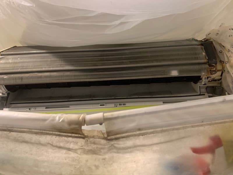 1) 這張照片顯示一個空調的內部，有灰塵和污垢