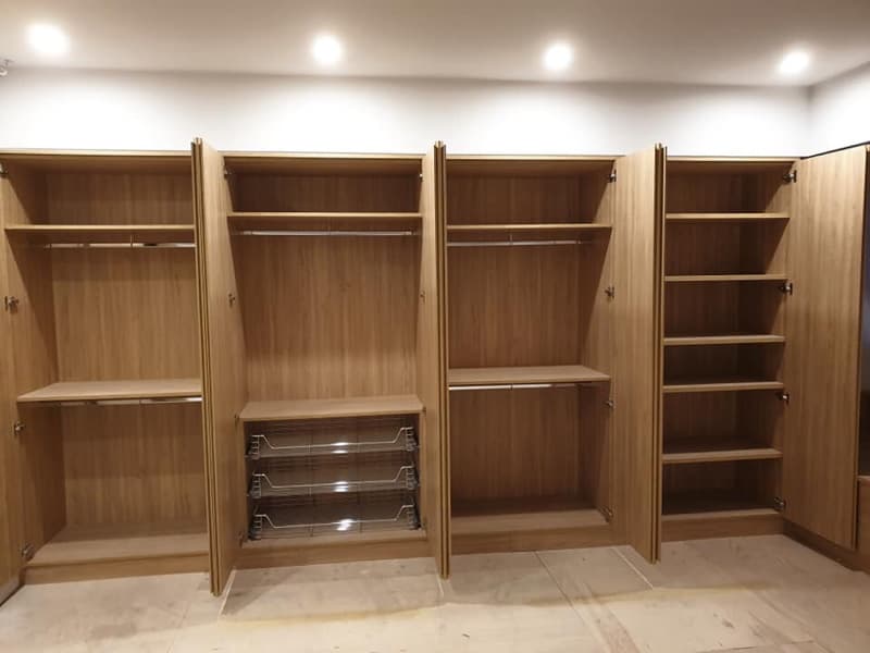 這張照片是一個大型的衣櫃，打開之後可以看到裡面有許多層架子和掛衣桿，可以放置很多衣服和物品。