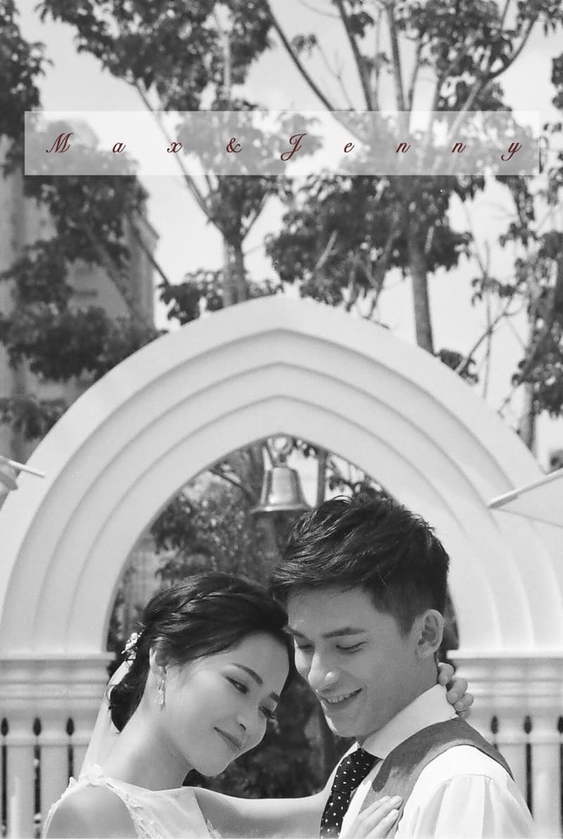 這張照片是一對新人甜蜜依偎，新郎將手搭在新娘的肩上，新郎帶著微笑看著新娘，新娘則害羞地低頭微笑。