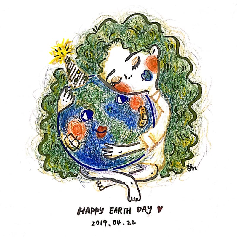 這張照片是一個綠色頭髮的女孩抱住一個地球。女孩的表情很溫柔，代表了對地球的愛護。