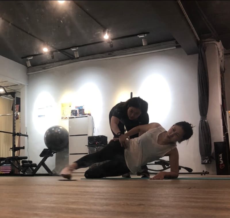 這是一張關於「核心訓練」的照片。核心訓練能加強核心肌群，讓身體更穩定，減少受傷風險。想要學習核心訓練，快上「PRO360」尋找專業教練吧！