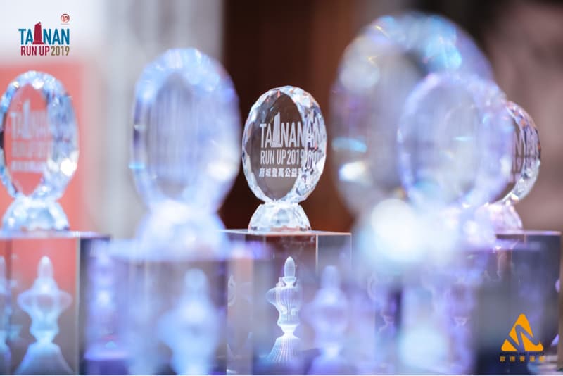這張「臺南 RUN UP 2019」的照片是幾座水晶獎盃，上面刻著「臺南 RUN UP 2019」。
