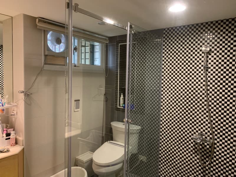 1) 照片顯示一個現代浴室，有淋浴間、馬桶、洗手台和一個窗戶