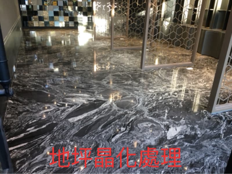 這張照片是地板經過拋光處理，呈現出光亮平滑的表面，紋理清晰可見，十分美觀。