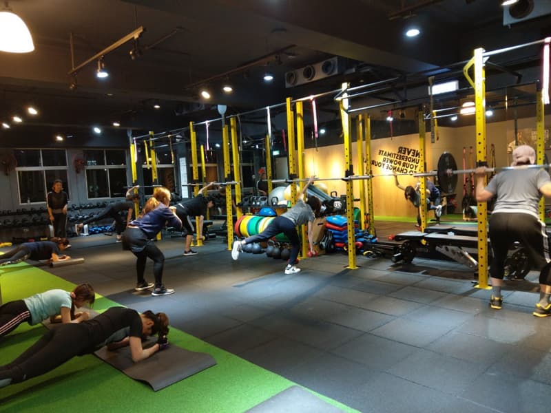 這是一間健身房，健身可以增強體能，提升免疫力。想找健身教練？快上PRO360！